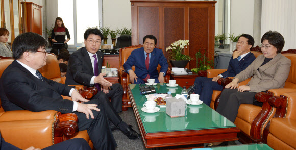 27일 오전 국회 예결위원장실에서 여야 예산결산특별위원회 간사들이 안상수 위원장과 회동을 하고 있다.  왼쪽부터 김용진 기획재정부 2차관, 자유한국당 장제원, 자유한국당 안상수 위원장, 더불어민주당 조정식,  바른미래당 이혜훈. 2018.11.27  연합뉴스