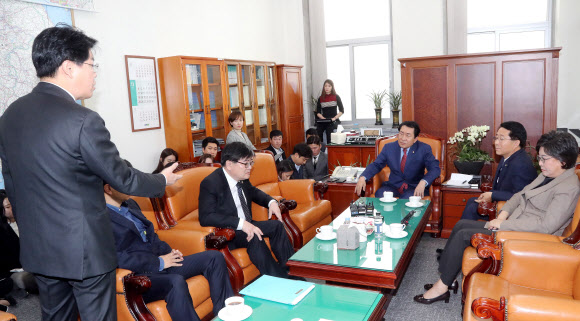 27일 오전 국회 예결위원장실에서 여야 예산결산특별위원회 간사들이 안상수 위원장과 회동을 하던 중 자유한국당 장제원 간사(왼쪽)가 퇴장하고 있다.  왼쪽부터 자유한국당 장제원, 김용진 기획재정부 2차관, 자유한국당 안상수 위원장, 더불어민주당 조정식,  바른미래당 이혜훈. 2018.11.27  연합뉴스