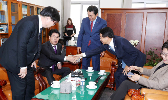 27일 오전 국회 예결위원장실에서 여야 예산결산특별위원회 간사들이 안상수 위원장과 회동을 하고 있다.  왼쪽부터 김용진 기획재정부 2차관, 자유한국당 장제원, 자유한국당 안상수 위원장, 더불어민주당 조정식, 바른미래당 이혜훈. 2018.11.27  연합뉴스