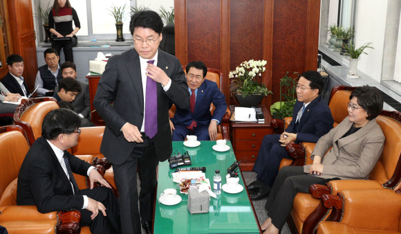 27일 오전 국회 예결위원장실에서 여야 예산결산특별위원회 간사들이 안상수 위원장과 회동을 하던 중 자유한국당 장제원 간사가 자리를 나서고 있다.  왼쪽부터 김용진 기획재정부 2차관, 자유한국당 장제원, 자유한국당 안상수 위원장, 더불어민주당 조정식, 바른미래당 이혜훈. 2018.11.27  연합뉴스