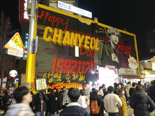 매년 통큰 행보로 유명한 그룹 엑소(EXO) 멤버 찬열 중국 팬들은 올해도 그의 생일을 축하하기 위해 이색적인 응원을 펼쳤다.
