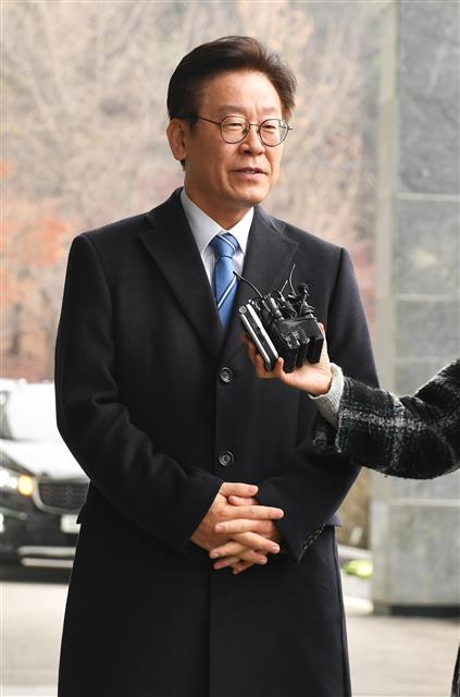 이재명 경기도지사가 27일 오전 경기도 수원시 경기도청으로 들어가며 검찰의 압수수색 관련 입장을 밝히고 있다. 수원지방검찰청은 이날 오전 ‘혜경궁 김씨’ 트위터 계정주(@08__hkkim·정의를 위하여)를 수사 관련 증거를 찾기 위해 이재명 경기도지사의 주거지와 집무실 등을 대상으로 압수수색 했다고 밝혔다.  중부일보 제공