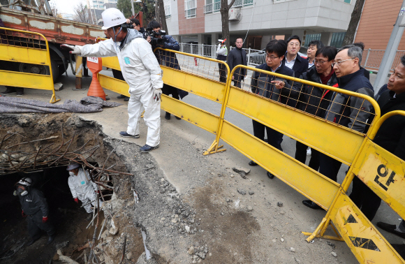 지난 24일 화재가 발생한 KT 아현지사에서 황창규 회장이 복구작업 현장을 찾아 진행상황을 지켜보고 있다. 2018. 11. 27 이종원 선임기자 jongwon@seoul.co.kr