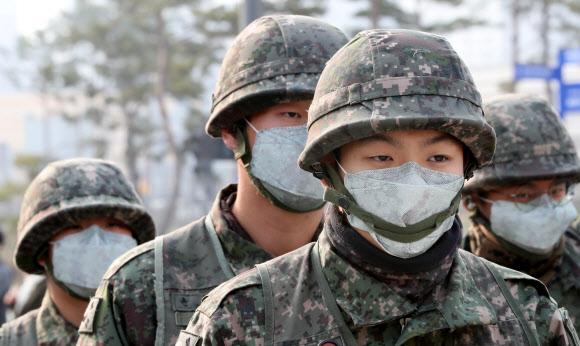 대전, 세종과 공주, 서산, 당진 등 대부분 지역서 초미세먼지 농도가 ‘나쁨’ 상태를 보인 27일 오후 정부세종청사 앞에서 군 장병들이 대테러훈련을 위해 대기해 있다. 2018.11.27  연합뉴스