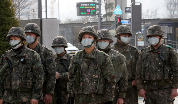 대전, 세종과 공주, 서산, 당진 등 대부분 지역서 초미세먼지 농도가 ‘나쁨’ 상태를 보인 27일 오후 정부세종청사 앞에서 군 장병들이 대테러훈련을 위해 대기해 있다. 2018.11.27  연합뉴스