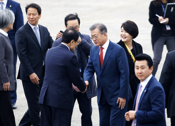 문재인 대통령과 부인 김정숙 여사가 27일 오후 경기도 성남 서울공항을 통해 체코 프라하로 출국하기 전 더불어민주당 이해찬 대표의 환송을 받고 있다. 문 대통령 내외는 중간 기착지 프라하를 방문한 뒤, 아르헨티나 부에노스아이레스에서 열리는 G20 정상회의에 참석한다. 이후 뉴질랜드를 국빈 방문할 계획이다. 2018.11.27  연합뉴스