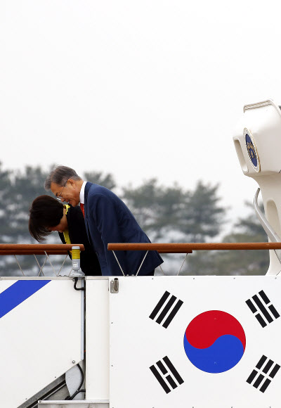 문재인 대통령과 부인 김정숙 여사가 27일 오후 경기도 성남 서울공항을 통해 체코 프라하로 출국하기 전 인사하고 있다.  문 대통령 내외는 중간 기착지 프라하를 방문한 뒤, 아르헨티나 부에노스아이레스에서 열리는 G20 정상회의에 참석한다. 이후 뉴질랜드를 국빈 방문할 계획이다. 2018.11.27  연합뉴스