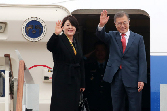 문재인 대통령과 부인 김정숙 여사가 27일 오후 경기도 성남 서울공항에서 체코 프라하로 출국하기 전 손을 들어 인사하고 있다.  문 대통령 내외는 중간 기착지 프라하를 방문한 뒤, 아르헨티나 부에노스아이레스에서 열리는 G20 정상회의에 참석한다. 이후 뉴질랜드를 국빈 방문할 계획이다. 2018.11.27  연합뉴스