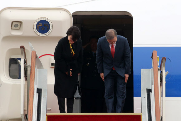 문재인 대통령과 부인 김정숙 여사가 27일 오후 경기도 성남 서울공항을 통해 체코 프라하로 출국하기 전 인사하고 있다.  문 대통령 내외는 중간 기착지 프라하를 방문한 뒤, 아르헨티나 부에노스아이레스에서 열리는 G20 정상회의에 참석한다. 이후 뉴질랜드를 국빈 방문할 계획이다. 2018.11.27  연합뉴스