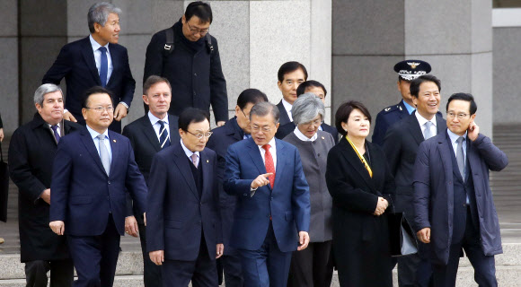 문재인 대통령과 부인 김정숙 여사가 27일 오후 경기도 성남 서울공항을 통해 체코 프라하로 출국하기 위해 더불어민주당 이해찬 대표, 홍영표 원내대표 등 환송 인사들과 이동하고 있다. 문 대통령 내외는 중간 기착지 프라하를 방문한 뒤, 아르헨티나 부에노스아이레스에서 열리는 G20 정상회의에 참석한다. 이후 뉴질랜드를 국빈 방문할 계획이다. 2018.11.27  연합뉴스