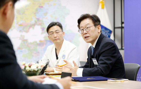 이재명 경기도지사가 27일 오후 경기도 수원시 경기도청 집무실에서 열린 ‘경기도 중증외상환자 이송체계 구축 업무협약식’에서 이국종 경기남부권역외상센터장과 간담회를 하고 있다. 2018.11.27  경기도 제공