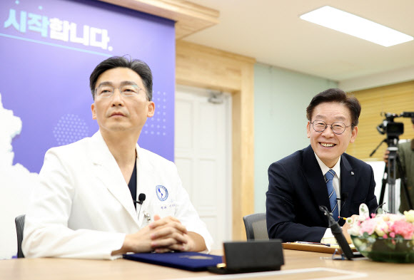 이재명 경기도지사가 27일 오후 경기도 수원시 경기도청 집무실에서 열린 ‘경기도 중증외상환자 이송체계 구축 업무협약식’에서 이국종 경기남부권역외상센터장과 간담회를 하고 있다. 2018.11.27  경기도 제공