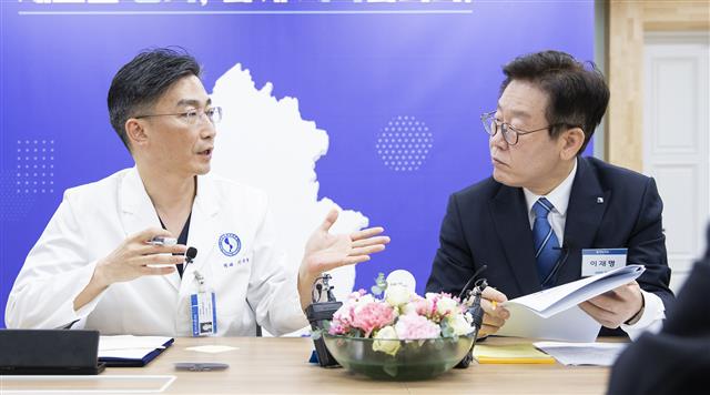 이재명 경기도지사와 이국종 경기남부권역 외상센터 센터장이 27일 오후 경기도청 도지사 집무실에서 열린 ‘경기도 중증외상환자 이송체계 구축 업무협약식’에서 대화를 하고 있다.  경기도 제공