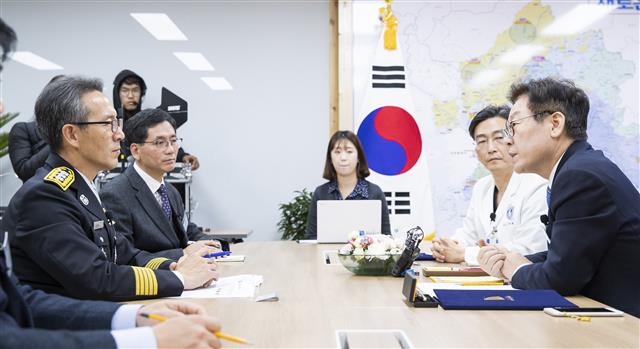 이재명 경기도지사와 이국종 경기남부권역 외상센터 센터장을 비롯함 참석자들이 27일 오후 경기도청 도지사 집무실에서 열린 ‘경기도 중증외상환자 이송체계 구축 업무협약식‘에서 대화를 하고 있다.  경기도 제공