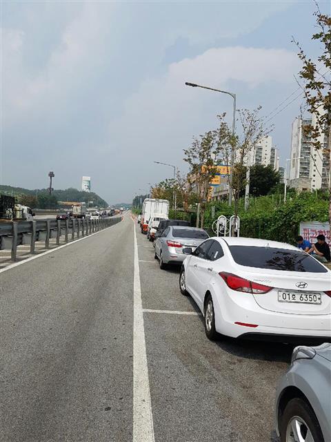 경부고속도로 상행선 검단(대구 북구) 졸음쉼터에 운전자들이 차를 세워 놓고 쉬고 있다. 한국도로공사 제공