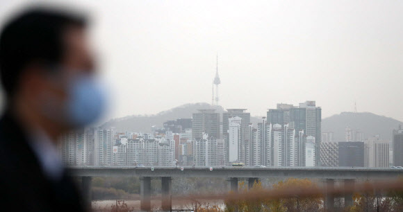 28일 오전 서울 도심이 자욱한 미세먼지로 흐릿하게 보인다. 앞서 국립환경과학원은 “대부분 지역에서 오전에 황사를 포함한 국내외 미세먼지가 남진하면서 농도가 높을 것”으로 전망했다.  출근길·등굣길에는 특히 미세먼지 농도가 전 권역에서 ‘매우 나쁨’ 수준의 농도일 것으로 예보됐다. 2018.11.28  연합뉴스