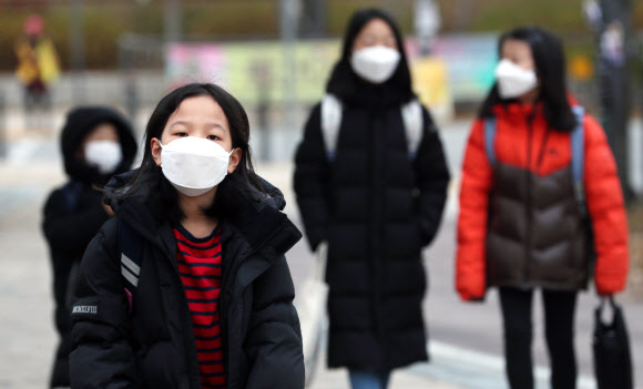 초미세먼지가 ‘매우나쁨’ 수준을 보인 28일 오전 세종시 한솔동 한 초등학교 앞에서 어린이들이 등교하고 있다. 2018.11.28  연합뉴스