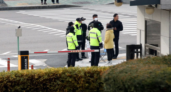 지난 27일 김명수 대법원장 출근길에 일어난 화염병 습격 사건으로 인해 28일 오전 서울 서초구 대법원 정문 입구에 경찰들이 추가 배치돼 있다. 2018.11.28  연합뉴스