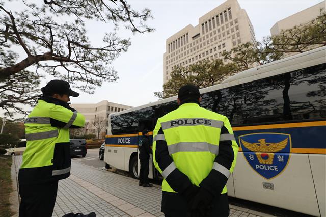 김명수 대법원장이 탄 차량을 한 남성이 화염병을 던져 습격하는 사상 초유의 사건이 발생한 다음날인 28일 오전 서울 서초구 대법원 내에 경찰들이 만일의 상태에 대비하고 있다. 2018.11.28 뉴스1