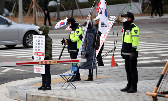 지난 27일 김명수 대법원장 출근길에 일어난 화염병 습격 사건으로 인해 28일 오전 서울 서초구 대법원 정문 입구에 경찰들이 추가 배치돼 있다. 2018.11.28  연합뉴스