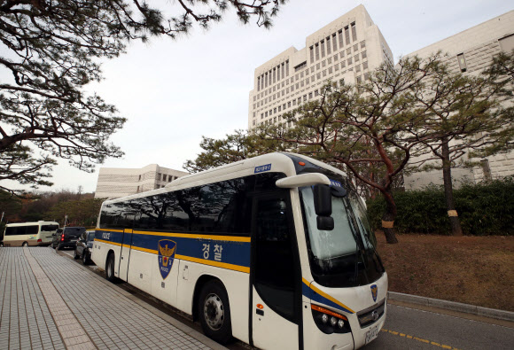 지난 27일 김명수 대법원장 출근길에 일어난 화염병 습격 사건으로 인해 28일 오전 서울 서초구 대법원에 경찰들이 추가 배치돼 있다. 2018.11.28  연합뉴스