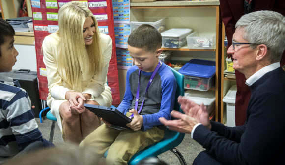 이방카 트럼프 백악관 선임보좌관과 팀 쿡 애플 CEO가 27일(현지시간) 미국 아이다호 와일더 초등학교를 방문, 아이패드 사용방법에 대해 이야기 하고 있다. AP 연합뉴스