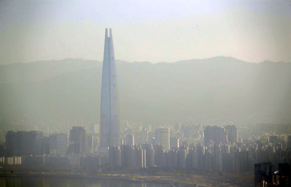 미세먼지가 ‘나쁨’ 수준을 보이는 28일 오전 남산서울타워에서 바라본 서울 도심에 미세먼지가 자욱하다. 2018.11.28  연합뉴스