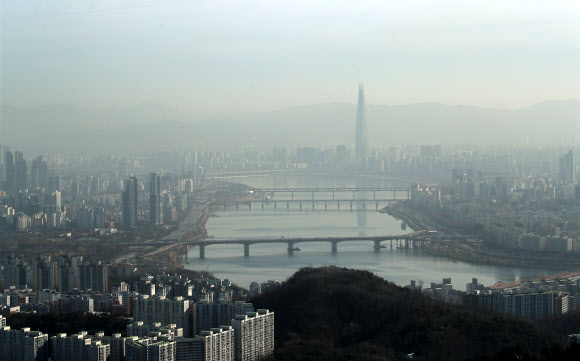 미세먼지가 ‘나쁨’ 수준을 보이는 28일 오전 남산서울타워에서 바라본 서울 도심 한강변에 미세먼지가 자욱하다. 2018.11.28  연합뉴스