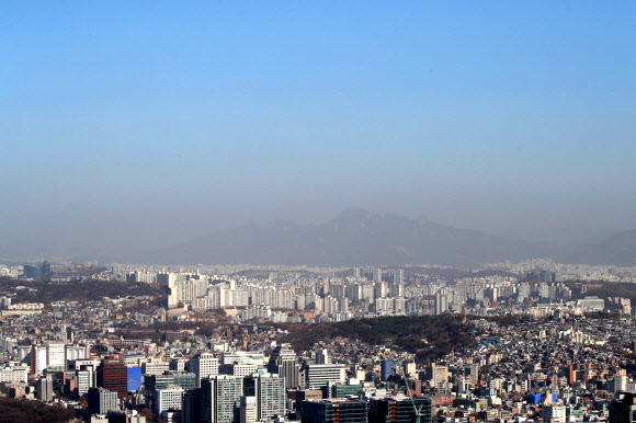 미세먼지가 ‘나쁨’ 수준을 보이는 28일 오전 남산서울타워에서 바라본 서울 도심파란 하늘 아래에 미세먼지가 자욱하다. 2018.11.28  연합뉴스