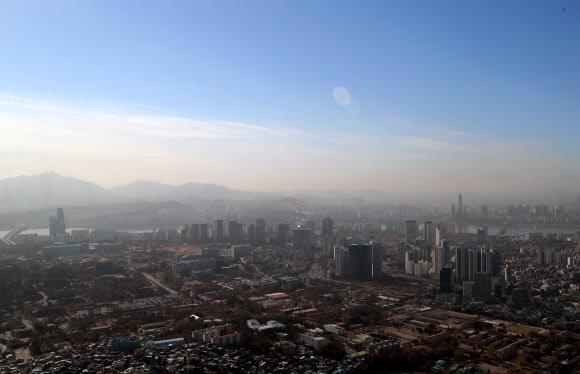 미세먼지가 ‘나쁨’ 수준을 보이는 28일 오전 남산서울타워에서 바라본 서울 도심파란 하늘 아래에 미세먼지가 자욱하다. 2018.11.28  연합뉴스
