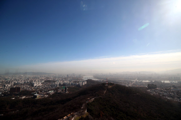 미세먼지가 ‘나쁨’ 수준을 보이는 28일 오전 남산서울타워에서 바라본 서울 도심 파란 하늘 아래에 미세먼지가 자욱하다. 2018.11.28  연합뉴스