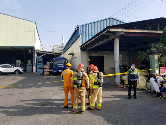 28일 오후 부산 사상구 감전동에 있는 폐수처리업체에서 황화수소로 추정되는 물질이 누출, 근로자 4명이 의식불명 상태다. 119 구조대와 경찰이 사고현장을 차단하고 구조작업을 벌이고 있다. 2018.11.28  부산경찰청 제공