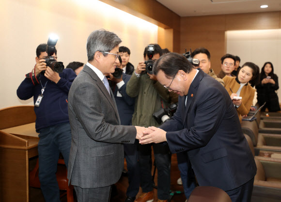 김부겸 행정안전부 장관이 28일 오후 서울 서초구 대법원을 방문, 전날 발생한 ‘화염병 투척’ 사건과 관련해 김명수 대법원장에게 사과의 말을 전하고 있다. 2018.11.28  연합뉴스