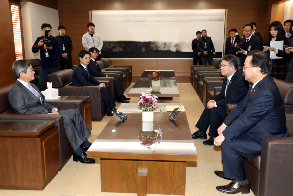 김부겸 행정안전부 장관과 민갑룡 경찰청장이 28일 오후 서울 서초구 대법원을 방문, 전날 발생한 ‘화염병 투척’ 사건과 관련해 김명수 대법원장에게 사과의 말을 전하고 있다. 2018.11.28  연합뉴스