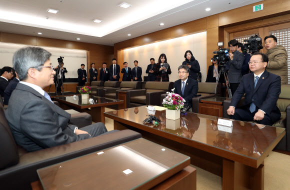 김부겸 행정안전부 장관과 민갑룡 경찰청장이 28일 오후 서울 서초구 대법원을 방문, 전날 발생한 ‘화염병 투척’ 사건과 관련해 김명수 대법원장에게 사과의 말을 전하고 있다. 2018.11.28  연합뉴스