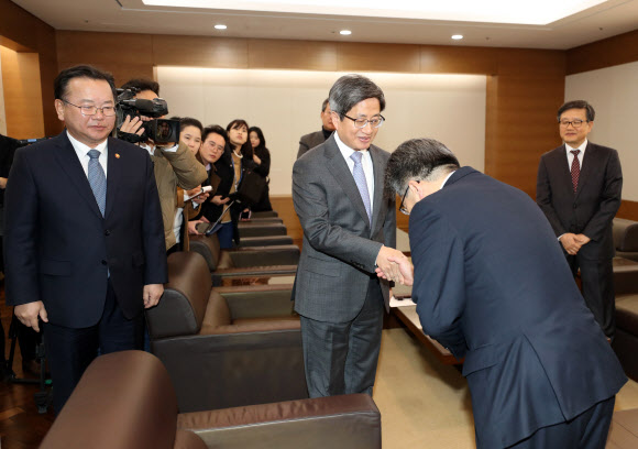 민갑룡 경찰청장이 28일 오후 서울 서초구 대법원을 방문, 전날 발생한 ‘화염병 투척’ 사건과 관련해 김명수 대법원장에게 사과의 뜻을 전하고 있다. 2018.11.28  연합뉴스