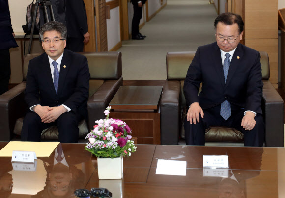 김부겸 행정안전부 장관과 민갑룡 경찰청장이 28일 오후 전날 발생한 ‘화염병 투척’ 사건과 관련해 김명수 대법원장에게 사과의 말을 전하기 위해 서울 서초구 대법원을 방문, 김 대법원장을 기다리고 있다. 2018.11.28  연합뉴스