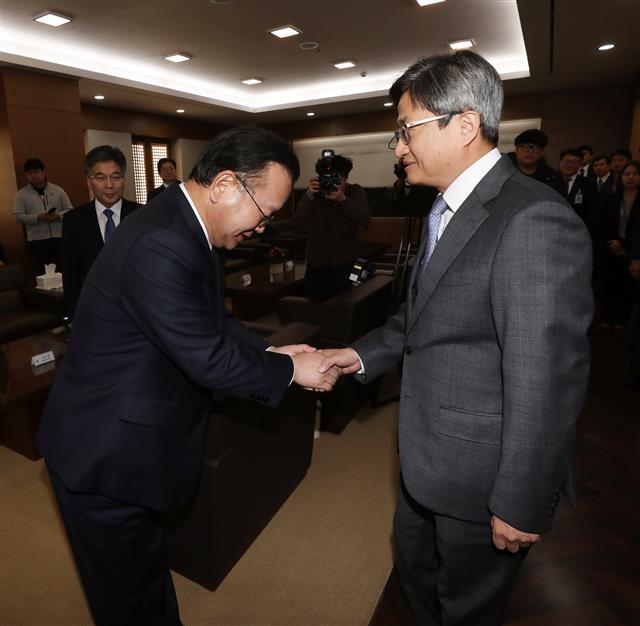 김명수 대법원장이 28일 오후 서울 서초구 대법원에서 화염병 테러 사건 관련 유감 표명을 위해 방문한 김부겸 행정안전부 장관과 민갑룡 경찰청장을 접견하며 악수를 나누고 있다. 2018.11.28 뉴스1