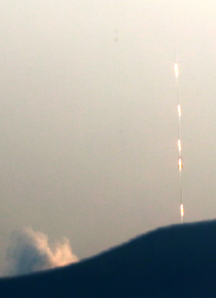 28일 오후 전남 고흥군 봉래면 나로우주센터 발사대에서 한국형 발사체 누리호 엔진의 시험발사체가 발사되고 있다.  시험발사체는 애초 지난달 25일 발사될 예정이었지만 추진제 가압계통에서 압력 감소 현상이 확인돼 일정이 연기된 바 있다. 엔진 시험발사체는 한국형 발사체인 ‘누리호’에 쓰이는 75t 액체엔진의 성능을 검증하기 위한 것으로, 총 3단으로 구성된 누리호의 2단부와 유사하다. 사진은 나로우주센터에서 발사되는 누리호 엔진 시험발사체 5장 레이어 합성. 2018.11.28  연합뉴스