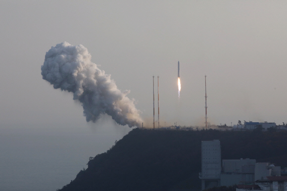 28일 오후 전남 고흥군 봉래면 나로우주센터 발사대에서 한국형 발사체 누리호 엔진의 시험 발사체가 흰 연기를 뿜으며 하늘로 치솟고 있다. 이번 엔진 시험발사체는 한국형 발사체인 ‘누리호’에 쓰이는 75t 액체엔진의 성능을 검증하기 위한 것으로, 총 3단으로 구성된 누리호의 2단부에 해당한다. 시험발사체의 길이는 25.8m, 최대지름은 2.6m, 무게는 52.1t이다. 2018.11.28  고흥=사진공동취재단
