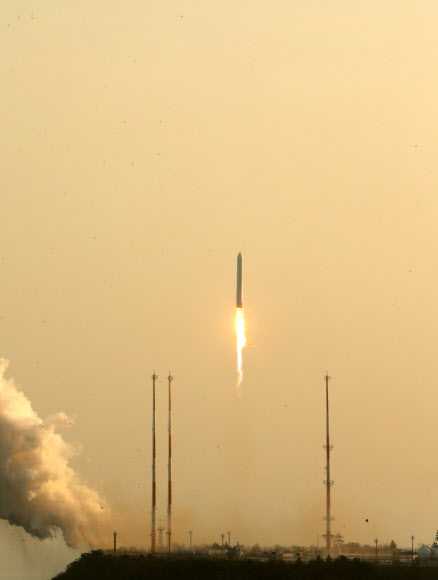 한국형발사체(KSLV-2) ‘누리호’의 엔진 시험발사체가 28일 오후 고흥 나로우주센터에서 발사되고 있다.  이날 쏘아 올린 발사체는 한국형발사체인 ‘누리호’에 쓰일 75t급 액체엔진의 성능을 검증하기 위한 ‘시험용 발사체’다. 2018.11.28  한국항공우주연구원 제공