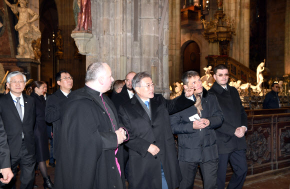 프라하 비투스 성당에 방문한 문 대통령