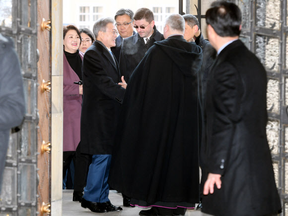 프라하 비투스 성당 찾은 문 대통령