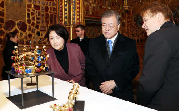 성 바츨라프 왕관 관람하는 문 대통령 내외