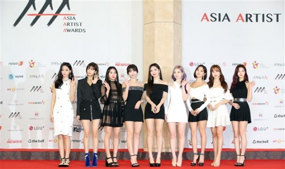 28일 ‘2018 AAA’에서 베스트 아티스트상을 수상한 트와이스. 뉴스1