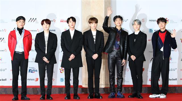 28일 ‘2018 AAA’ 가수 부문 대상을 수상한 방탄소년단. 뉴스1