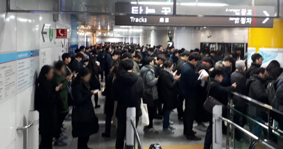 강남행 신분당선 열차고장....판교역 기다리는 시민