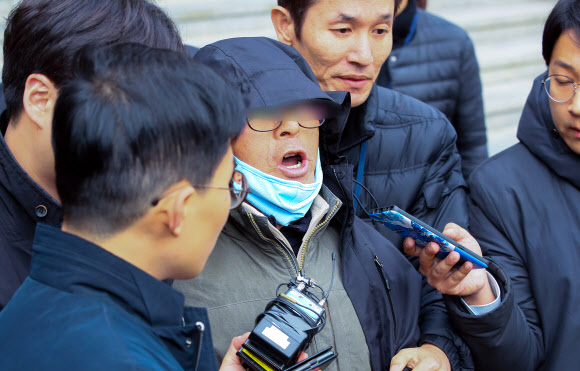 항변하는 ‘대법원장 차에 화염병 투척’ 70대 농민