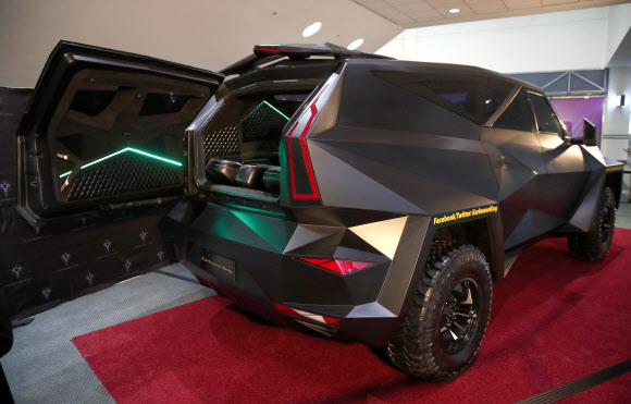 28일(현지시간) 미국 캘리포니아주 로스앤젤레스 컨벤션 센터에서 열린 ‘LA 오토쇼’에 칼만 킹(Karlman King)의 SUV 자동차가 전시되어 있다. EPA 연합뉴스