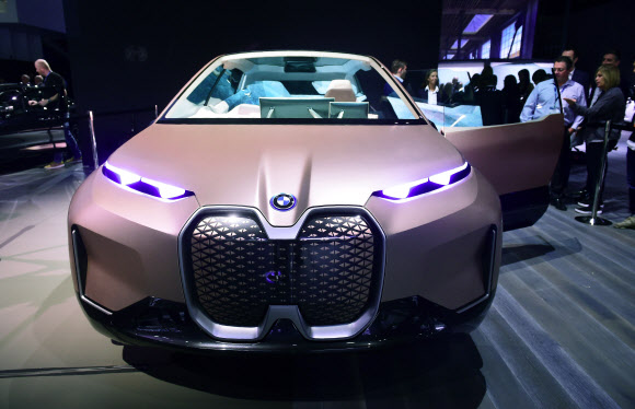 28일(현지시간) 미국 캘리포니아주 로스앤젤레스 컨벤션 센터에서 열린 ‘LA 오토쇼’에 BMW의 콘셉트카 ‘i넥스트(iNEXT)’가 공개되고 있다. AFP 연합뉴스